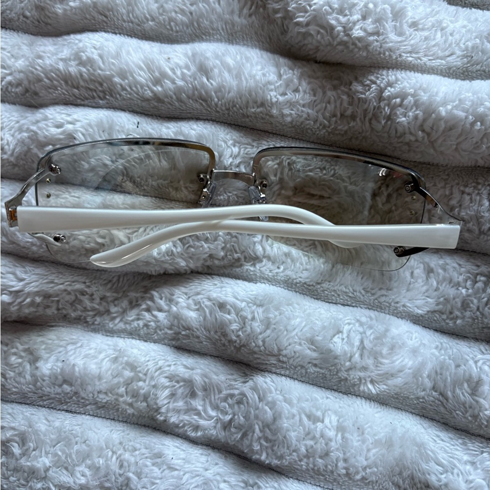 Elegant Silver Rimless Sunglasses - Picture 3 of 3
